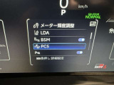 「レーンディパーチャーアラート」道路上の白線(黄線)をセンサーで認識し、車線を逸脱する可能性がある場合、注意喚起します