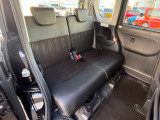 後部座席も気になるようなキズ・汚れやへたり等、大きなダメージはなく、良好な状態です。
