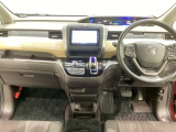 車内は光触媒抗菌消臭施工済です。インパネ周りはスタイリッシュなデザインで機能や装備も充実しています。グローブボックスやカップホルダーのほかにトレーなどたくさんの収納スペースが付いています。