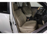 【運転席】ベージュ基調のインテリアに本革シート。パワーシートでお好みの位置に座席を設定可能です。シートヒーター・フロアマット付です。