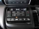 オートエアコンは左右席で独立温度コントロールが可能です。運転席はキンキンに冷やして助手席はマイルドにと言った設定が可能です☆暑さ寒さでケンカすることもなくなりますね♪