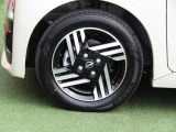 純正14インチアルミ付きです。お手入れのしやすいデザイン
