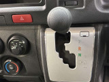 シフトレバーはインパネに配置されています。