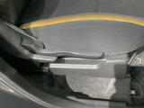 シートハイトアジャスターが付いているので運転姿勢を調整するのに便利ですね。身長に合ったシートポジションは安全運転や疲労軽減にもつながります。