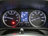 各操作スイッチは使いやすい位置に配置され、とっても見やすいメーターです。夜間時はラグジュアリーな気分にさせてくれる照明が魅力ですので、夜のドライブも楽しみになりますよ♪