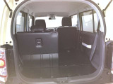 バックドアを上げた状態です。シートを倒せば荷室のスペースが広くなります!用途に合わせて快適な室内を!