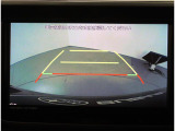 リヤビューカメラ装備されております。リヤに装着されたカメラの映像を、ナビゲーション画面に表示。後退時の死角を低減し、スムーズな駐車をアシストします。