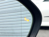 【ブラインドスポットモニター】走行中、ドアミラーの死角になりやすい箇所に後続車が接近するとサイドミラーのレンズに警告を表示!ドライバーに注意喚起をしてくれます。