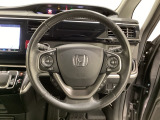 ハンドルにHondaセンシング系のクルーズコントロールやレーンキープアシストなどのスイッチと、オーディオの操作スイッチが装備されています。ハンドルから手を離さず安全に操作できます。
