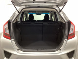 ラゲッジも広く使いやすいトランクは、開口部も広く荷物の積み下ろしもしやすいお車となっております。リアシートの背もたれは6:4の割合で分割して可倒できるので、長いお荷物などを載せることもできます。