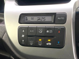 【オートエアコン】一度お好みの温度に設定すれば、車内の温度を検知し風量や温度を自動で調整。暑い&hellip;寒い&hellip;と何度もスイッチ操作をする必要はありません。快適な車内空間には必須の機能ですね♪