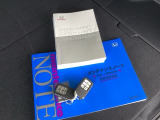 メンテナンスノート【整備記録簿】、取説も揃っています。スマートキーはバッグなどにしまったままボタン操作でエンジンの始動・停止ができて大変便利です。
