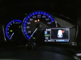 とっても見やすいメーターです。夜間時はラグジュアリーな気分にさせてくれる照明が魅力ですので、夜のドライブも楽しみになりますよ♪
