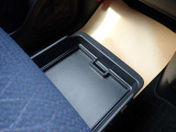 助手席シートの下にも収納があって便利。車内の整理整頓に役立ちます♪