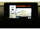 【パノラミックビューモニター】映像で、見づらい車両周辺の確認をアシスト。クルマを真上から見ているような映像を表示。 運転席から確認しにくい車両周囲の状況を把握。