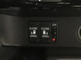 【両側パワースライドドア】両側がパワースライドドアになっており、運転席のスイッチやスマートキーでも開閉が可能です!開口部も広いので乗り降りも楽々♪