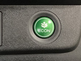 ECON モードをON にするとアクセルペダルの動きに対するエンジンの反応とエアコンの制御を切り換えることで、燃費のいい運転をするドライバーがペダルを踏んだ時と同じようにエンジンを制御します。