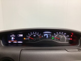 スピードメーターとタコメーターを大きく配した見やすいメーター部になっています。左側のインフォメーション画面でオドメーターや燃費などの情報を確認できます。