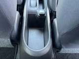 運転席と助手席の間に収納スペース付き。