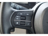 【ステアリングスイッチ】運転中でも前方から目線を外すことなくオーディオ等の操作ができ、より「安全・快適」にドライブをすることができます。