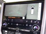 パノラミックビューモニターを装備。駐車場や交差点でクルマを真上から見るように周囲を確認できます。機能の詳細は販売店スタッフまでおたずねください。