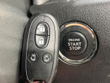 【キーレススタートシステム】カバンやポケットに入れたままでもドアの施錠・解錠が可能なスマートキーを装備。エンジンのオン・オフ時もカギを取り出す必要が無いからとっても便利です♪