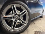 ●純正18インチアルミホイール:輸入車ならではの卓越した走りを支えるホイールと足回りです!日本車の走りに慣れている方にもぜひ体感して頂きたいほど、高いレベルでまとまっています!