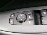 ドアミラーの鏡面の調節、格納は運転席からすべて操作できます!