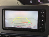 【バックモニター】駐車には欠かせないバックカメラを装備!カラーで後方をモニタリング。安全でゆとりのある駐車をサポートします。