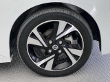 【純正アルミホイール】オシャレな純正アルミホイール付きですので見た目がカッコイイですよ♪