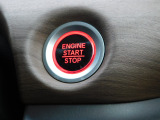 スマートキーを携帯していればエンジン始動はボタンを押すだけのプッシュスタート。キーを取り出す手間なくスムーズに乗り降りできます。