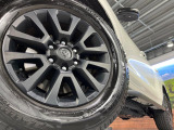 【純正18インチアルミホイール】外観にマッチした純正アルミホイールを装着しております。各種社外アルミホイールや、スタッドレスタイヤも取扱いしております。是非ご相談ください♪