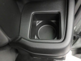 【据え置きカップホルダー】エアコン吹き出し口下部に設置されていますので使いやすさバッチリ!運転席から手の届くちょうどの位置です!