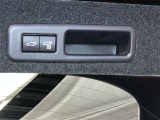 パワーバックドアは荷物の出し入れがしやすい優れもの!スイッチひとつで重たいバックドアが締まります!日用品の大量買い出しにも大活躍!