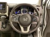 ハンドルにHondaセンシング系のクルーズコントロールやレーンキープアシストなどのスイッチと、オーディオの操作スイッチが装備されています。ハンドルから手を離さず安全に操作できます。