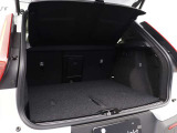 開口部のへりからフラットになっているため、荷物の乗せ降ろしもスムーズにできます。後席の背もたれは60:40分割式ですので、乗せたい荷物の大きさや量に合わせて使い分けることができます。