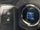 【スマートキー】カバンやポケットに入れたままでもドアの施錠・解錠が可能なスマートキーを装備。エンジンのオン・オフ時もカギを取り出す必要が無いからとっても便利です♪