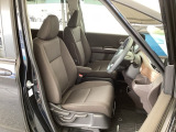 フロント広々、セパレートシートの運転席は、ハイトアジャスターが付いているので、快適にドライブができます。ハンドルはテレスコピック機能で、ハンドル位置を上・下・手前・奥に調節できます。