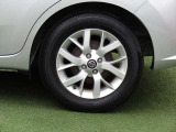 純正15インチアルミ付きです。上質かつお手入れのしやすいデザイン