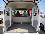 後部座席に座れる状態でも荷室はこれだけの広さがあるのでお出かけやお買い物にも重宝します。ついつい買い物しすぎても安心ですね♪