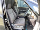 フロント広々、セパレートシートの運転席は、ハイトアジャスターが付いているので、快適にドライブができます。ハンドルはテレスコピック機能で、ハンドル位置を上・下・手前・奥に調節できます。