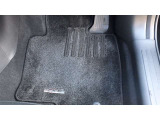 純正マットはいかがでしょうか。ご納車前にも徹底的に洗浄・掃除した後ご納車させて頂きます。