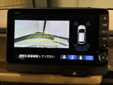 リバースギアに入れるだけで後方の表示へ切り替わります。夜間や雨の日の駐車も楽になりますよ。
