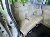 後部座席も気になるようなキズ・汚れやへたり等、大きなダメージはなく、良好な状態です。