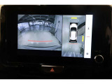 パノラミックビューモニター付きです。車両を上から見たような映像をディスプレイオーディオ画面に表示。運転席からの目視だけでは見にくい、車両周辺の状況をリアルタイムでしっかり確認できます。