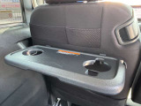 飲み物を置いたりお菓子を置いたり出来る便利なシートバックテーブルがついてますのでロングドライブなどに便利ですよ♪