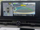 【アラウンドビューモニター装備】 フロント・左右ドアミラー・リヤの4つのカメラにより、車両を真上から見ているような映像をディスプレイに表示します。正確な駐車や取り回しを容易に行うことができます。