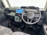 運転席まわりです。 各操作スイッチは使いやすい位置に配置されてます。