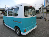 フレンチバス仕様のエブリィ入庫です!水色とホワイトのツートンカラーでオシャレに決まった1台!2名乗車、リアフルフラットに改装済み!キャンプやレジャーにも!