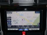 純正ナビを装備。タッチパネル式で使いやすく、お出かけもラクラクです。